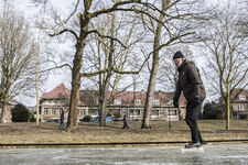 910713 Afbeelding van een schaatser op een bevroren Stadsbuitengracht ter hoogte van de Pelmolenweg te Utrecht.